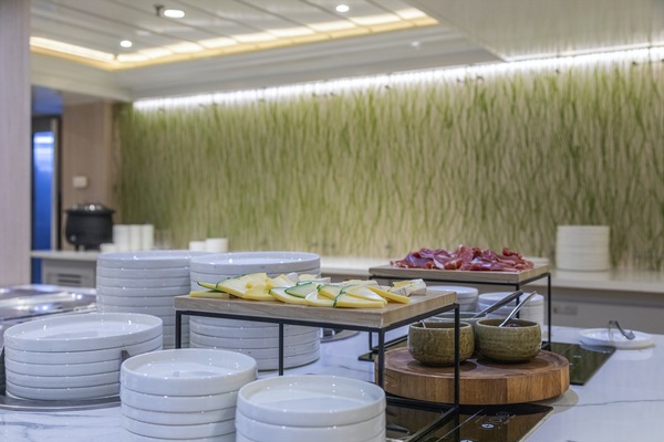 HX Hurtigruten Expeditions, Santa Cruz II, Beagle Restaurant, Credit - Stef van Vuuren 3.jpg